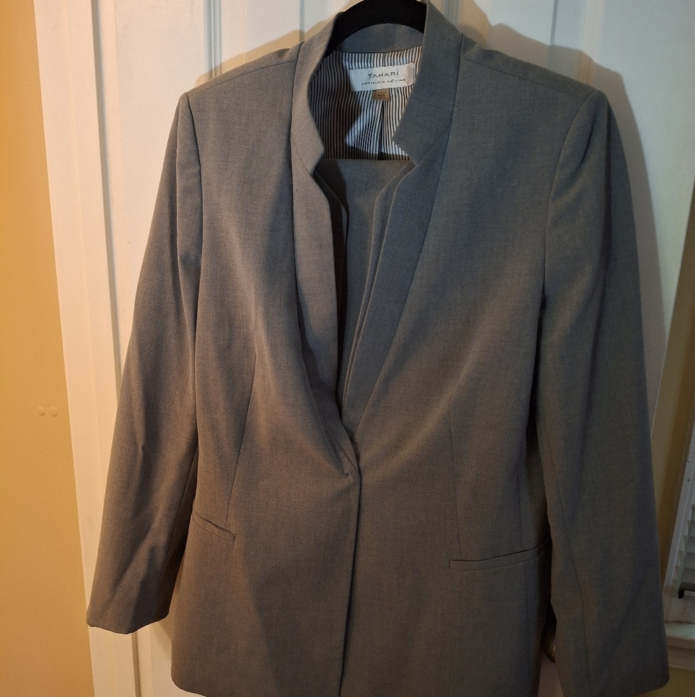 TAHARI two-piece pantsuit